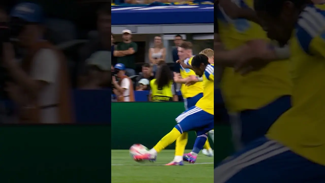 Elanga delivers a stunner for Sweden! 🇸🇪 #FIFAWorldCupOnYT