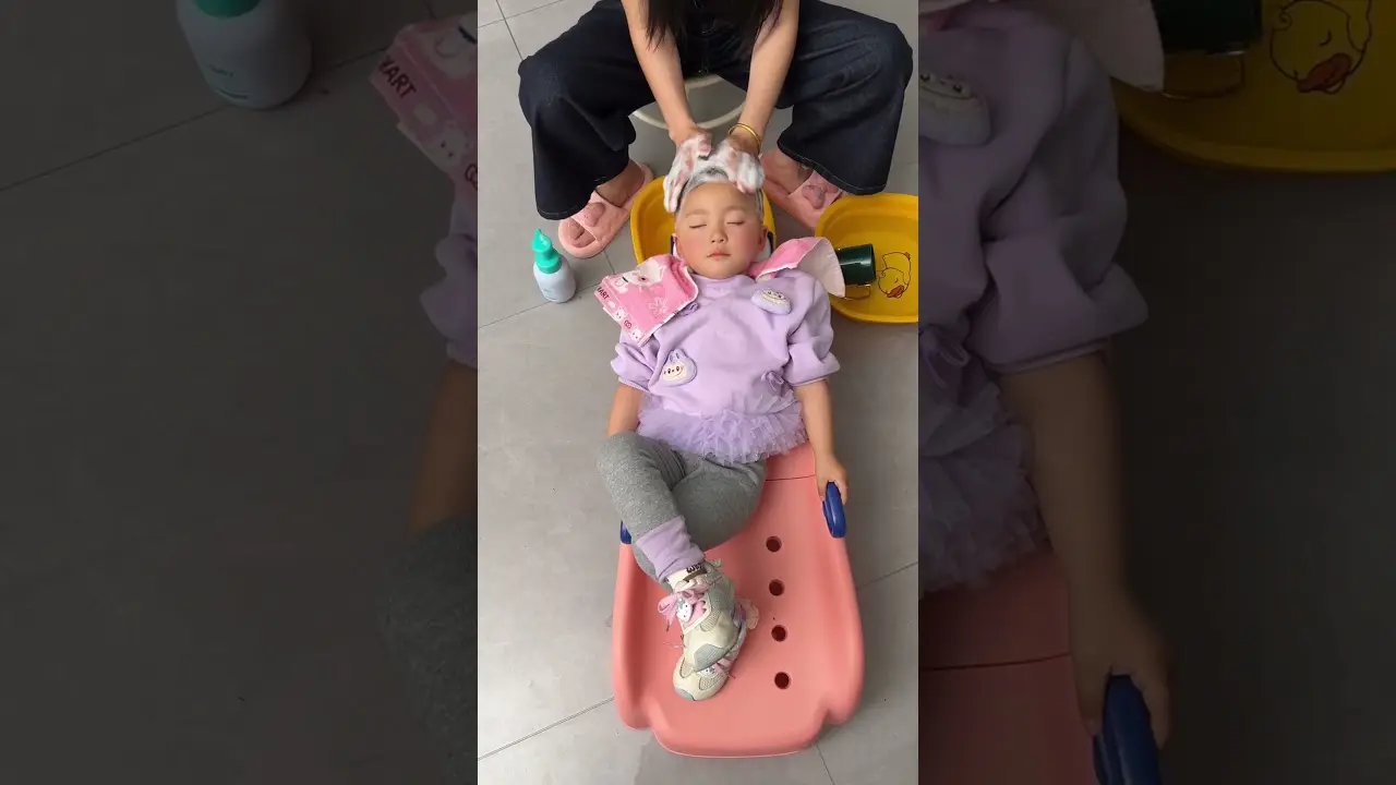 This baby's safe shampoo chair is so safe!! #FunFamily #HomeEssentials