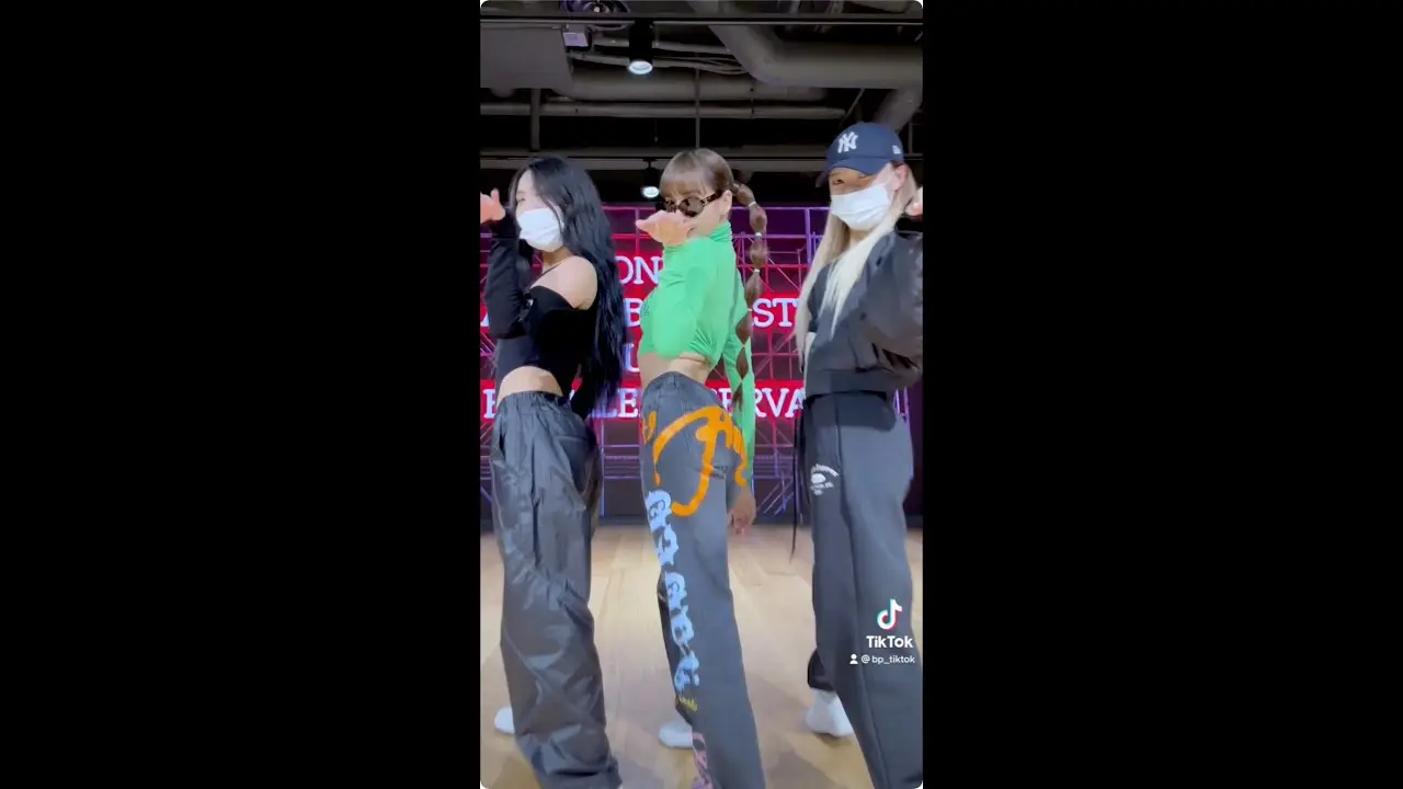 LISA - 'MONEY' DANCE CHALLENGE