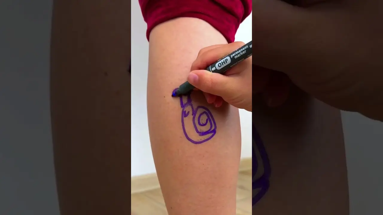 🐌🎨 Drawing a Cute Snail on Mom’s Leg! Fun Challenge #shorts #kids