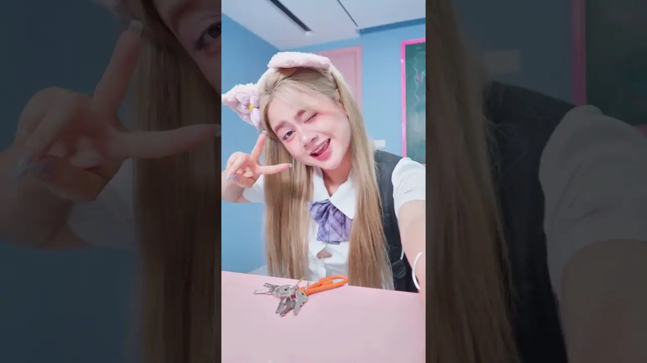 😂🔑 Forgot the Key at the Worst Time! ⭐ #lilymeow #lilymiumiu #couplegoals #schoolcrush