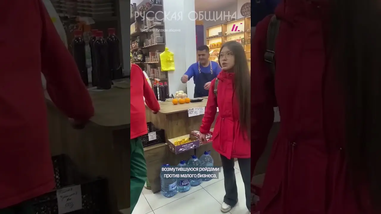 Девушка выгнала из магазина «Русскую общину»